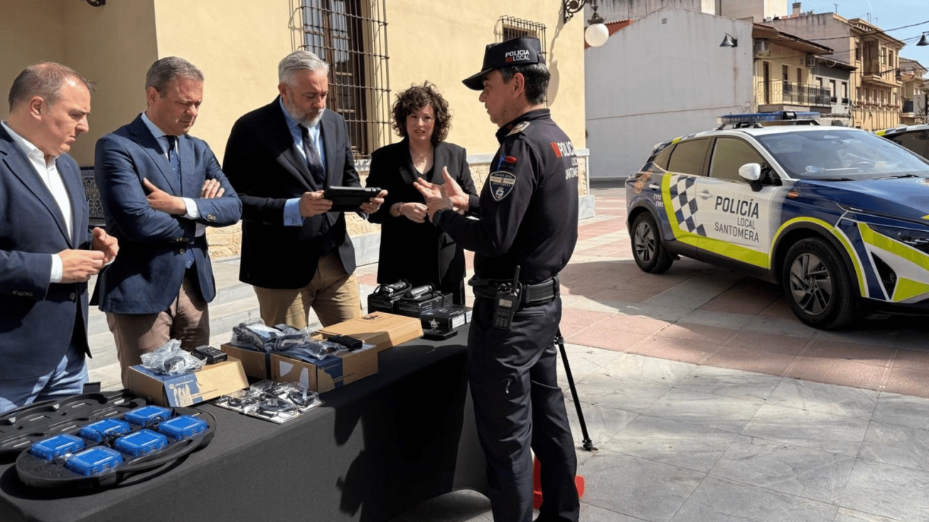 El consejero de Presidencia, Portavoc&iacute;a, Acci&oacute;n Exterior y Emergencias, Marcos Ortu&ntilde;o; el alcalde de Santomera, V&iacute;ctor Mart&iacute;nez, y el director general de Administraci&oacute;n Local, Francisco Abril- CARM
