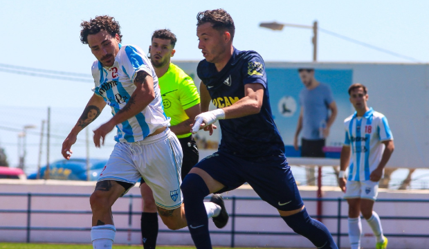 Ale Mar&iacute;n conduce el bal&oacute;n ante Cambil / UCAM CF
