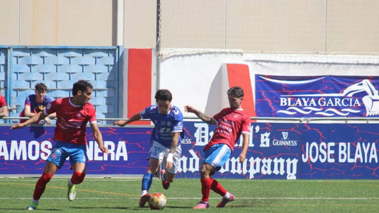 Lance del encuentro entre la Deportiva Minera y el Xerez Deportivo.