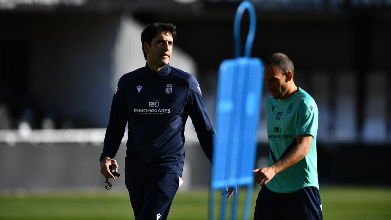 I&ntilde;igo V&eacute;lez durante un entrenamiento en el Cartagonova.