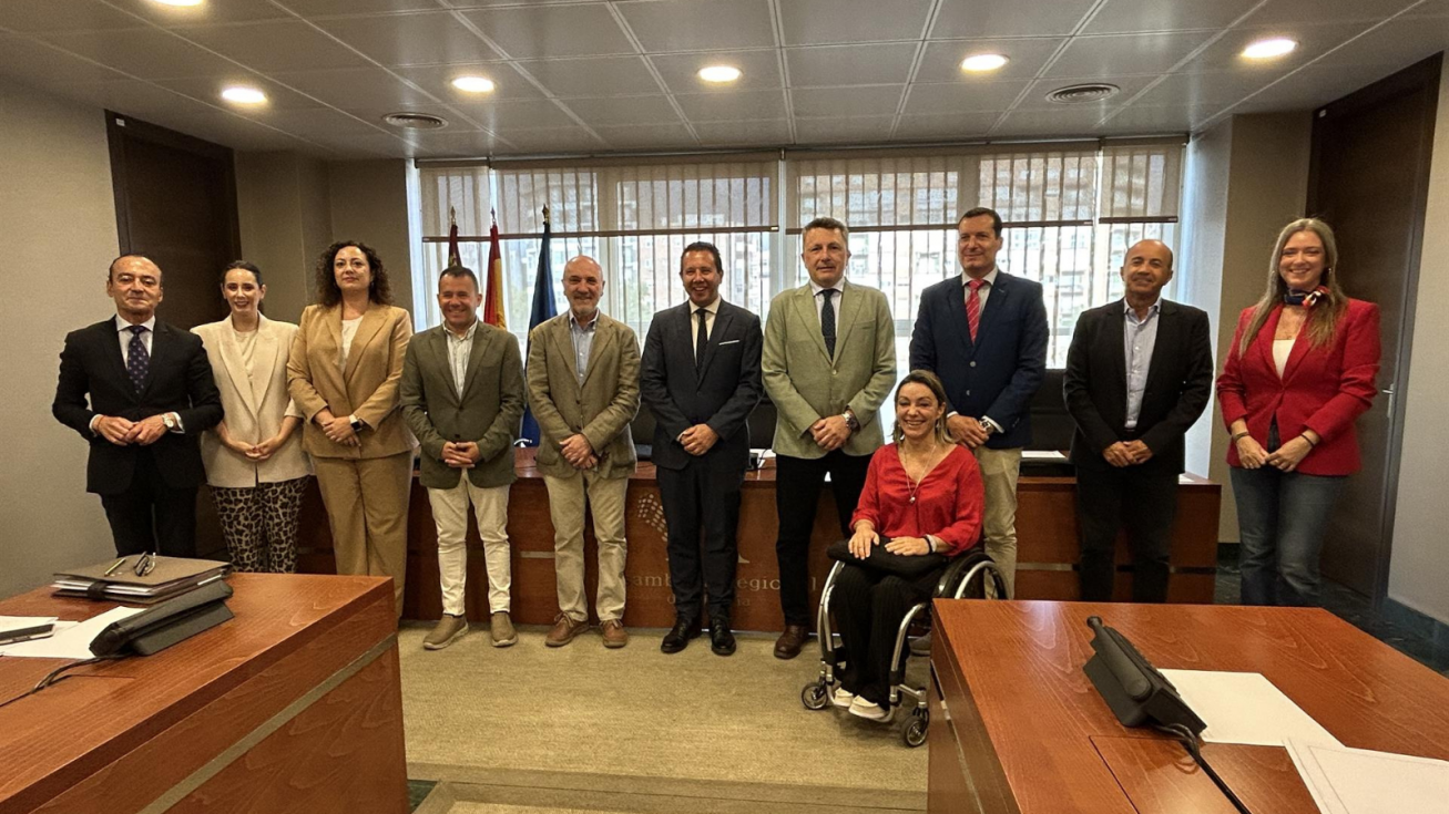 El alcalde de Mula, Juan Jes&uacute;s Moreno, junto a los miembros de la Comisi&oacute;n de Industria, Trabajo, Comercio y Turismo de la Asamblea Regional.