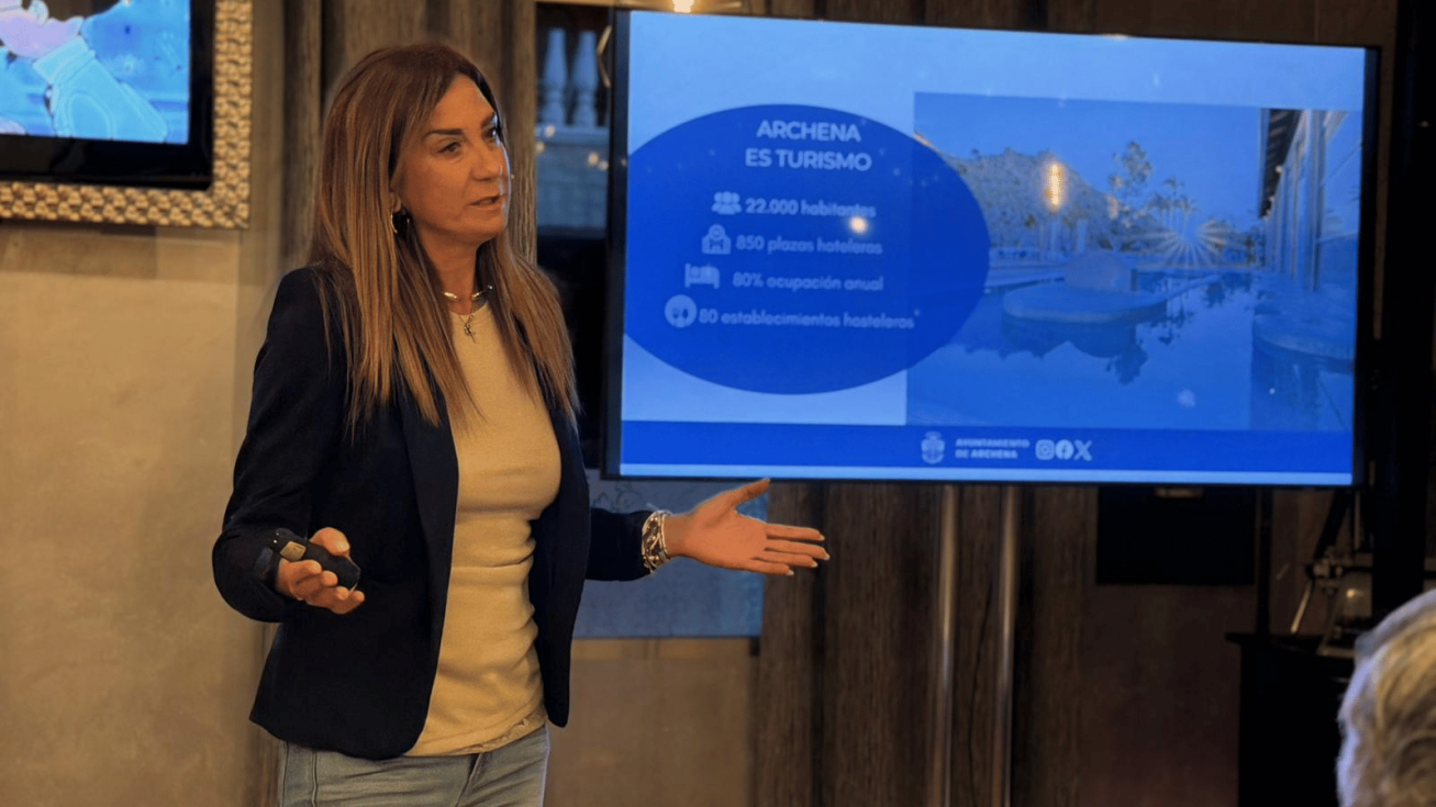 La alcaldesa de Archena, Patricia Fern&aacute;ndez, durante la presentaci&oacute;n de la nueva estrategia tur&iacute;stica del municipio