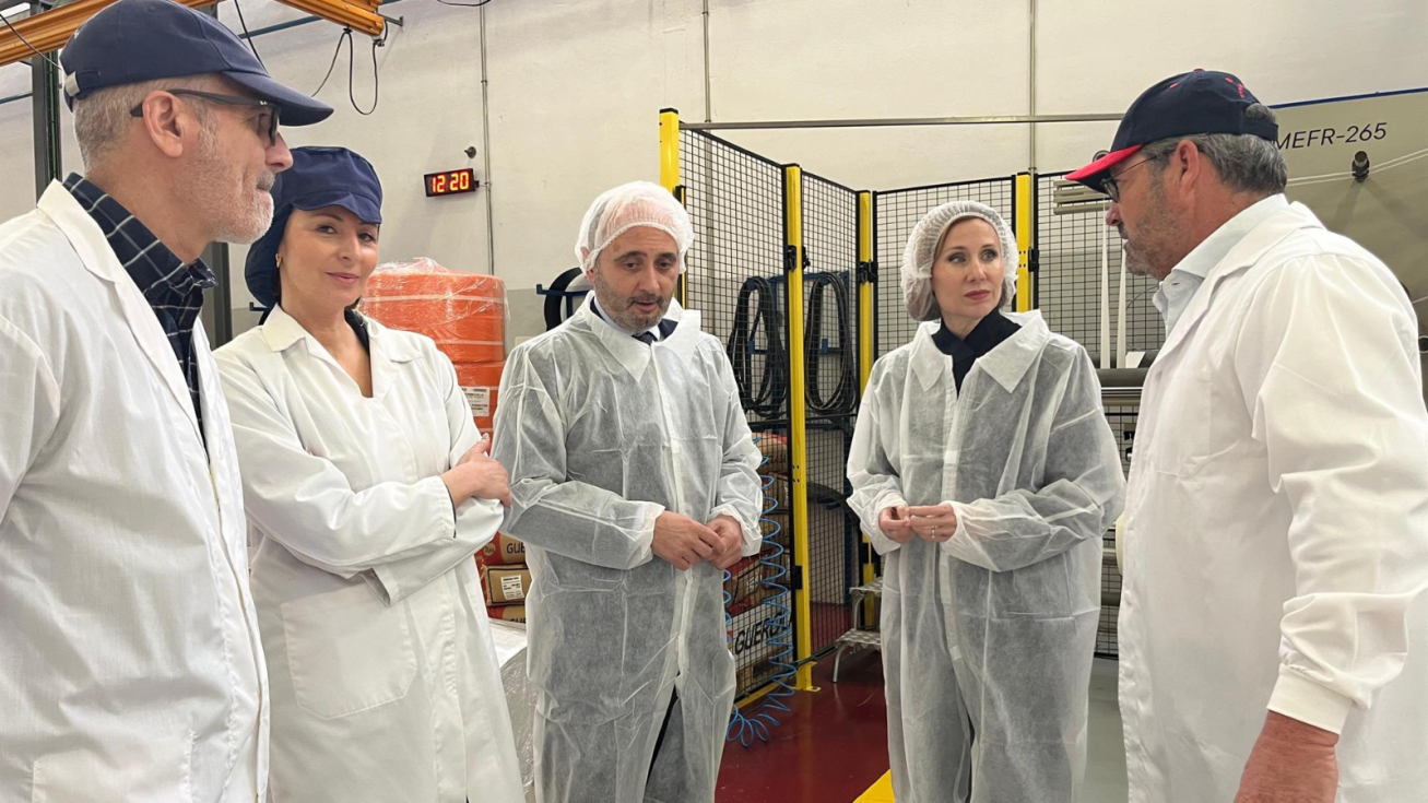 La consejera a la Empresa, Empleo y Econom&iacute;a Social, Marisa L&oacute;pez Arag&oacute;n, durante la visita a una empresa el pasado febrero.