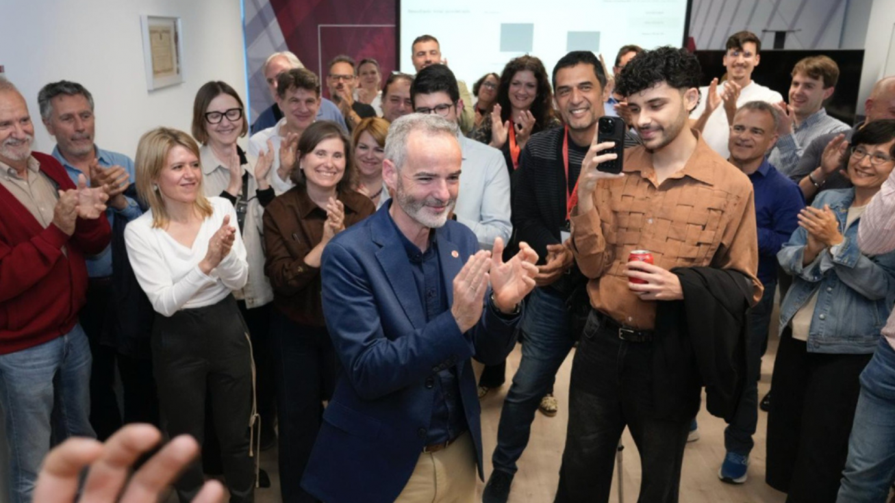 Samuel Baixauli y su equipo celebrando los resultados en la Facultad de Econom&iacute;a y Empresa.