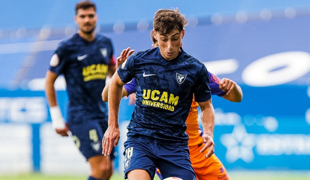H&eacute;ctor Fern&aacute;ndez controla el bal&oacute;n / UCAM Murcia CF v&iacute;a &lsquo;X&rsquo;