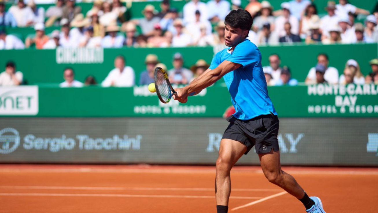Carlos Alcaraz durante un partido en Montecarlo. Carlos Alcaraz durante un partido en Montecarlo.