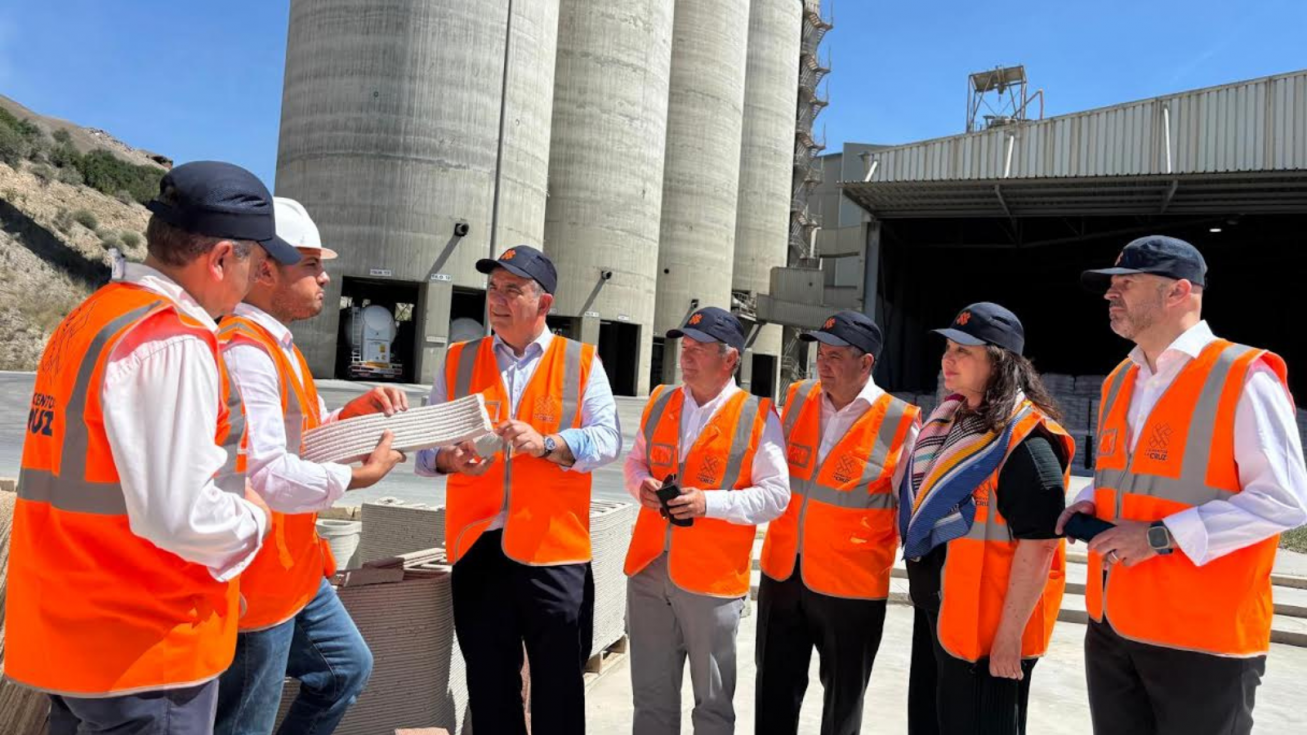 El consejero de Medio Ambiente, Universidades, Investigaci&oacute;n y Mar Menor, Juan Mar&iacute;a V&aacute;zquez, durante la visita a la l&iacute;nea de sostenibilidad de la empresa Cementos la Cruz.