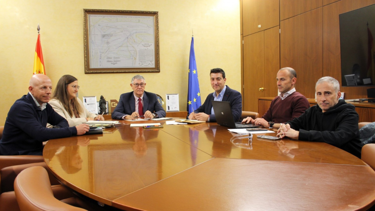 Reuni&oacute;n entre la CHS y el alcalde de Blanca, &Aacute;ngel Pablo Cano.