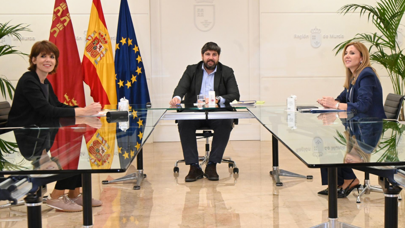 El presidente de la Comunidad, Fernando L&oacute;pez Miras, con la consejera Marisa L&oacute;pez Arag&oacute;n y la secretaria general de CCOO en la Regi&oacute;n de Murcia, Teresa Fuentes.