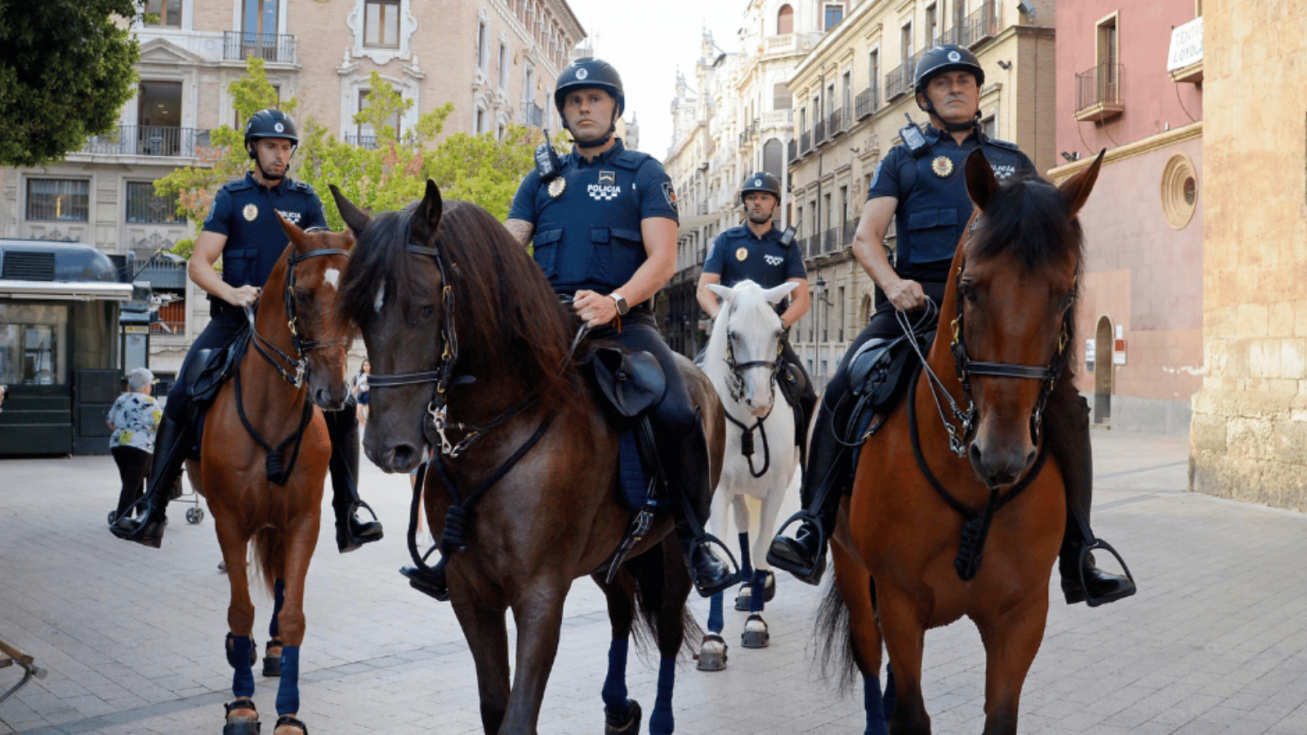 Agentes de la unidad de caballer&iacute;a de la Polic&iacute;a Local de Murcia -  Archivo