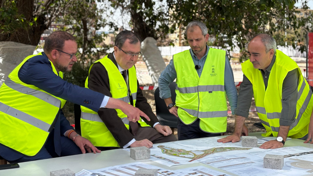El alcalde de Murcia, junto a t&eacute;cnicos y responsables municipales, durante el seguimiento de las obras del Parque Metropolitano del Oeste - Ayto. de Murcia