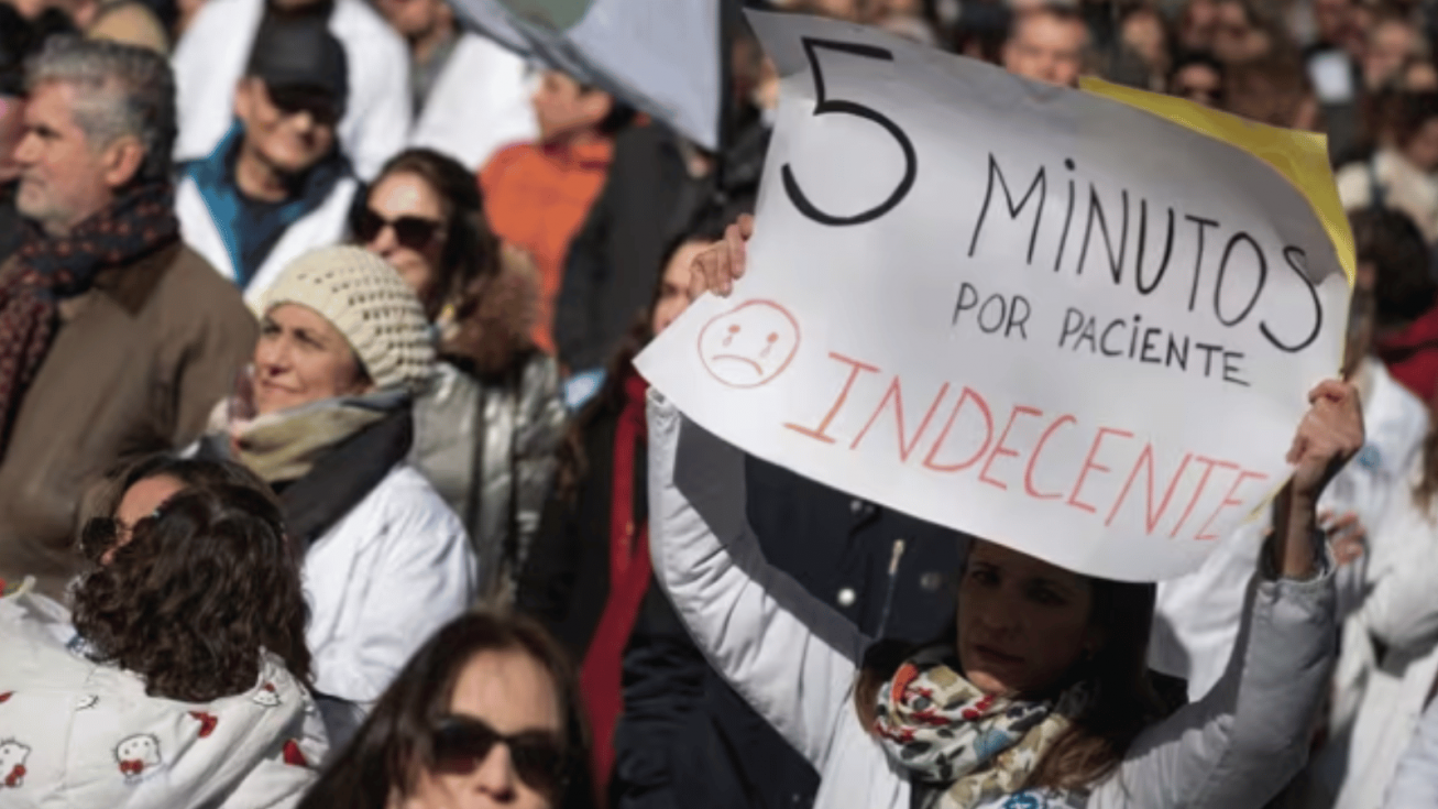 Manifestante porta pancarta con lema '5 minutos por paciente. Indecente' durante la manifestaci&oacute;n contra el Estatuto Marco del Ministerio de Sanidad - Fernando S&aacute;nchez - Europa Press - Archivo