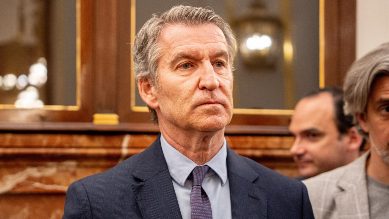 El presidente del Partido Popular, Alberto N&uacute;&ntilde;ez Feij&oacute;o, a su salida de una sesi&oacute;n plenaria.