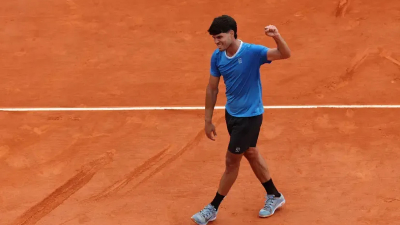 Carlos Alcaraz celebra su clasificación a cuartos de final de Montecarlo. Carlos Alcaraz celebra su clasificación a cuartos de final de Montecarlo.