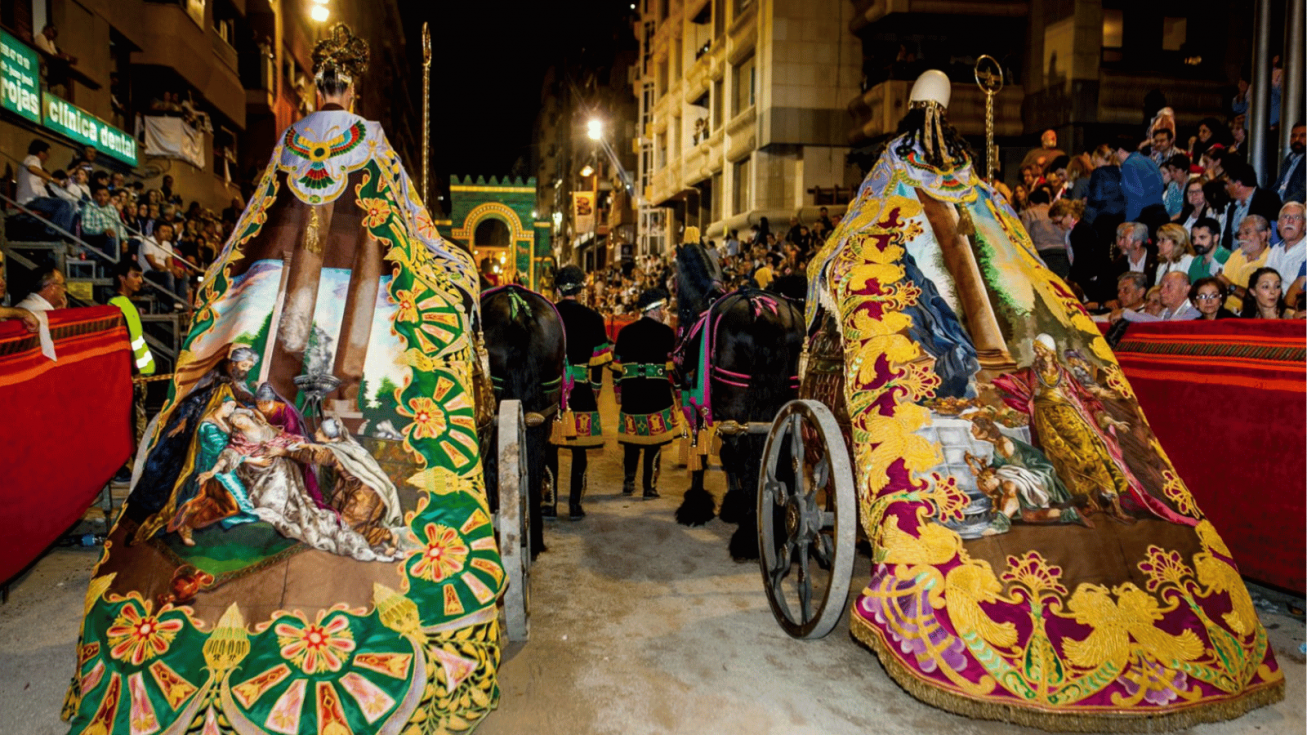 Esta foto representa perfectamente la singularidad de la Semana Santa de Lorca: Los bordados. Tambi&eacute;n las cu&aacute;drigas o un grupo b&iacute;blico