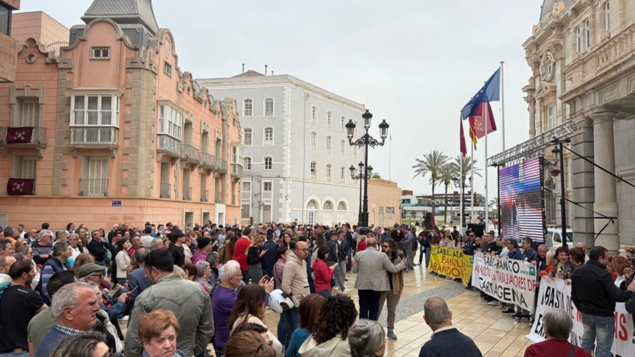 Cientos de empleados de Sabic se manifiestan a las puertas del Ayuntamiento de Cartagena (Podemos Regi&oacute;n de Murcia).