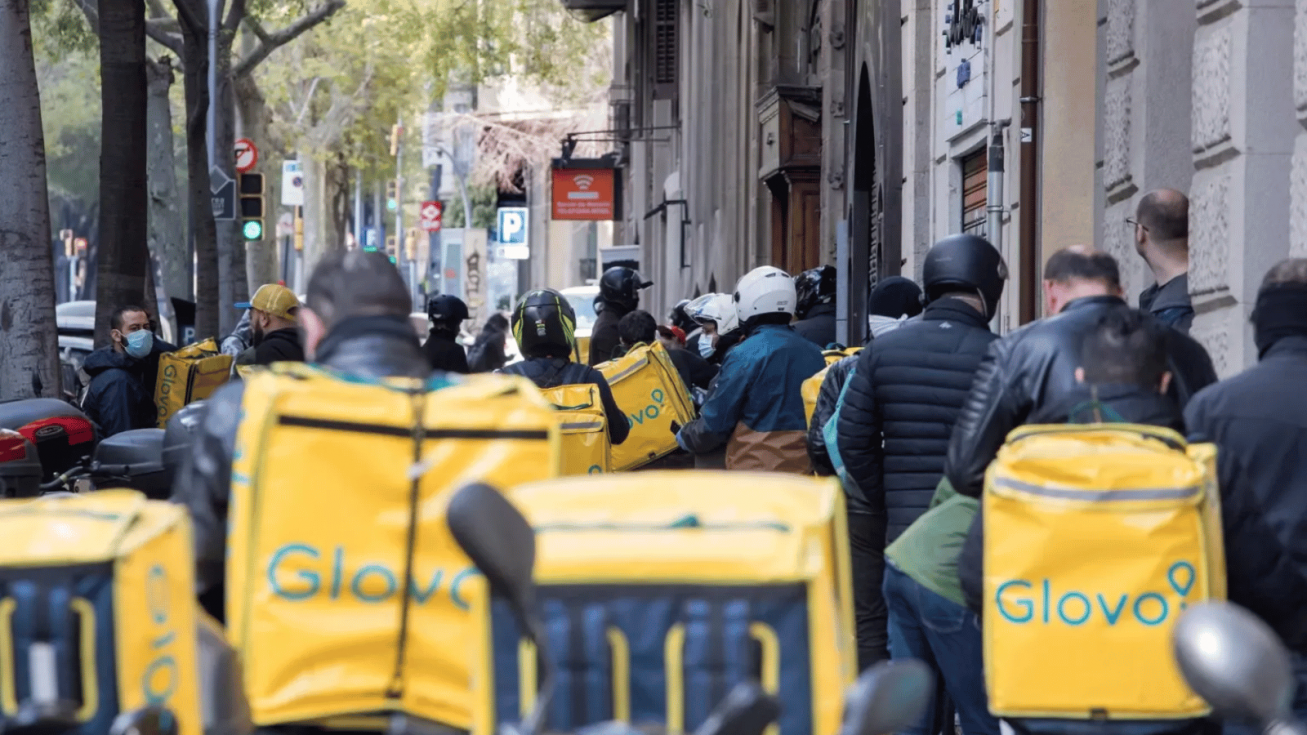 Imagen de archivo de trabajadores de Glovo esperando su turno para recoger sus pedidos en Barcelona. EFE/ Marta P&eacute;rez