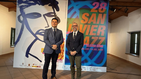 El alcalde de San Javier y el concejal de Cultura, David Mart&iacute;nez, durante la presentaci&oacute;n del cartel del Jazz San Javier 2026, obra de &Oacute;scar Marin&eacute;