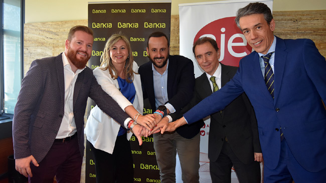 El gerente de AJE, David Lopera; la de Bankia, Olga Garc&iacute;a; y el presidente de AJE, Gin&eacute;s &Aacute;ngel Garc&iacute;a; el director comercial de Bankia, Luis Ant&oacute;n; y el director del centro Empresas de Bankia en Murcia, Javier Le&oacute