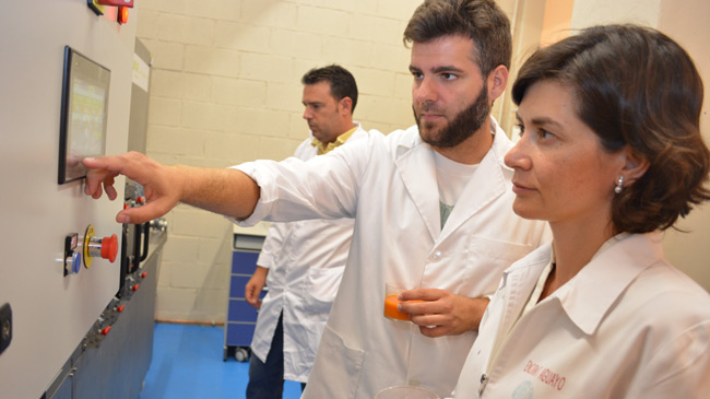 Encarna Aguayo, junto a otros investigadores agr&oacute;nomos, realizando ensayos en un laboratorio de la UPCT