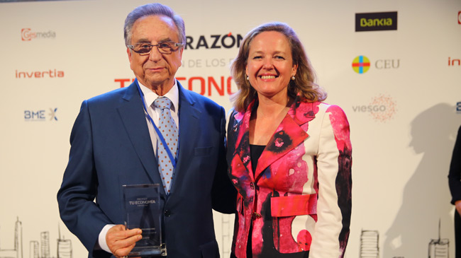 Tom&aacute;s Fuertes con la ministra de Econom&iacute;a y Empresa en funciones, Nadia Calvi&ntilde;o