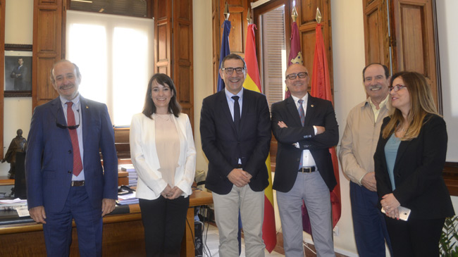 Responsables de la UMU y de Lorca Mar&iacute;n tras la firma del convenio