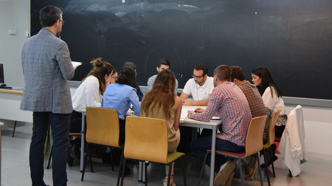 Rafael Morgade con estudiantes de la UPCT
