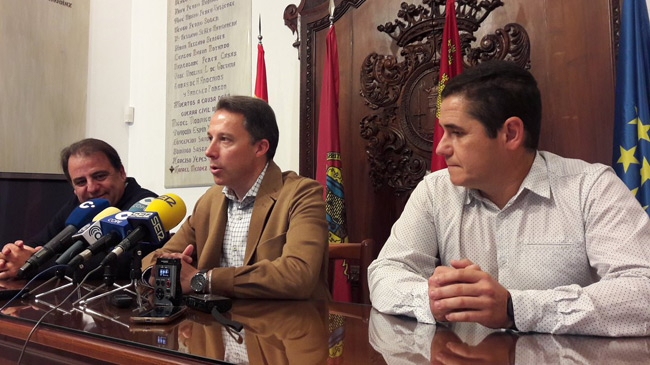 El alcalde de Lorca, en el centro, junto a un representante de Cosape y de los trabajadores