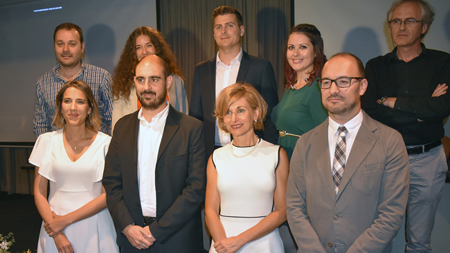 Mar&iacute;a Jos&eacute; Pe&ntilde;alver (segunda por la derecha en la fila de abajo) junto al resto del equipo del Colegio