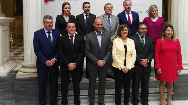 Foto de familia de Mariano Silveyra con autoridades y patronos del Foro Nueva Murcia