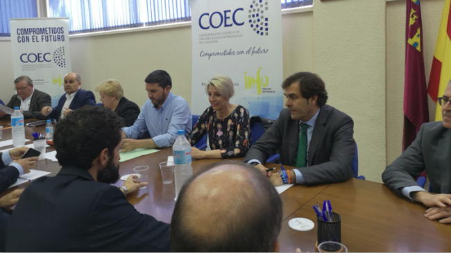 Consuelo Rosauro, en el centro, con los miembros de la comisi&oacute;n del Mar Menor de Coec