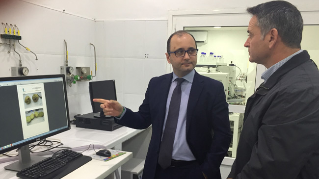 Joaqu&iacute;n G&oacute;mez, en el centro, es el director del Instituto de Fomento