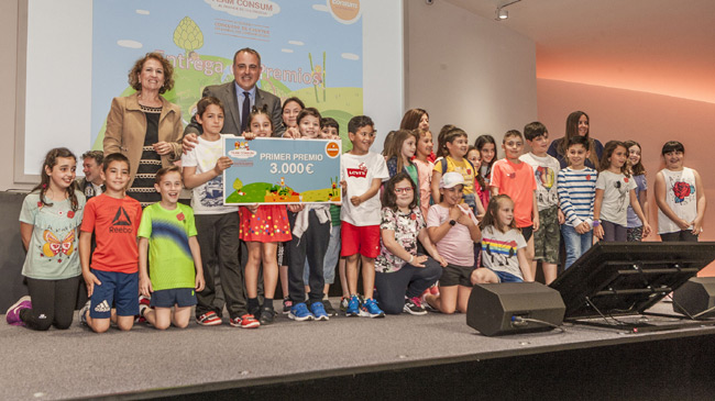 Momento de la entrega del premio al colegio Miguel Hern&aacute;ndez, de Jumilla
