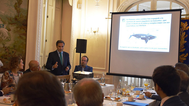 Jos&eacute; Antonio Guti&eacute;rrez, CEO de NEO, primero por la derecha , durante una jornada sobre Fintech celebrada en Madrid