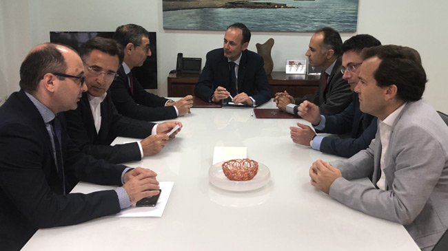 Foto de familia tras la firma de los convenios