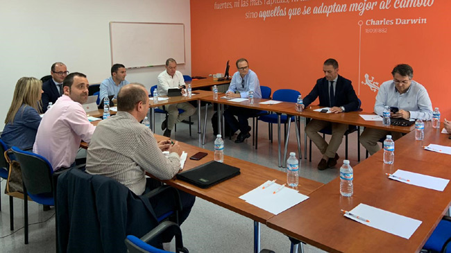 Reuni&oacute;n en Yecla con los responsables de los nueve centros tecnol&oacute;gicos