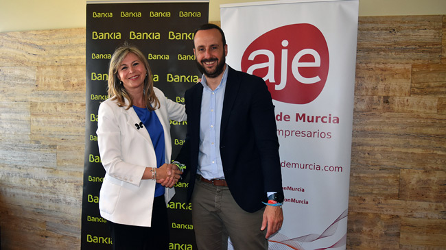 Olga Garc&iacute;a, directora territorial de Bankia, y Gines &Aacute;ngel Garc&iacute;a, pesidente de AJE