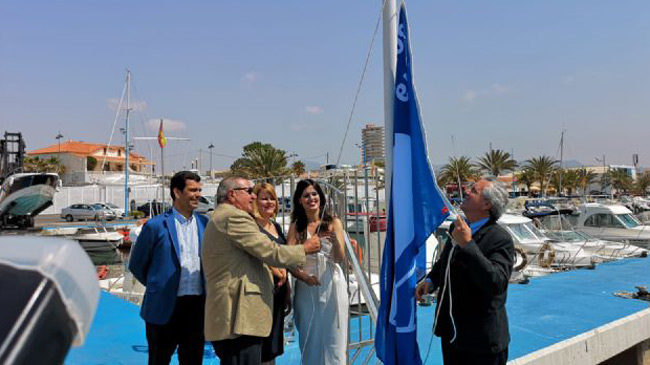 Izado el a&ntilde;o pasado de la bandera azul en el puerto de Mazarr&oacute;n