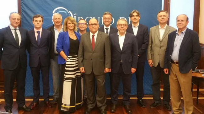 Joaqu&iacute;n Hern&aacute;ndez, en el centro, junto a los miembros de su directiva