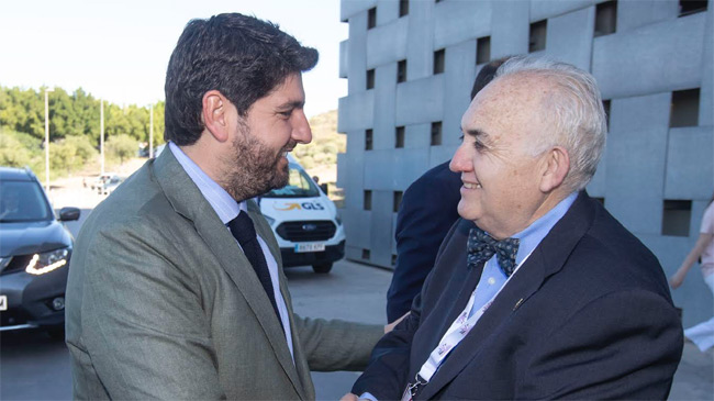 L&oacute;pez Miras y el presidente de los veterinarios murcianos, Fulgencio Fern&aacute;ndez