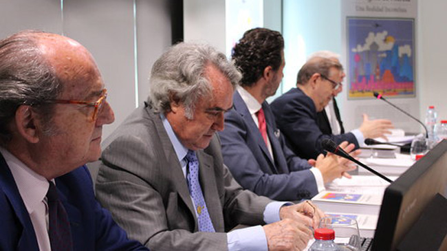 &Aacute;ngel Mart&iacute;nez, segundo por la izquierda, durante la presentaci&oacute;n del libro