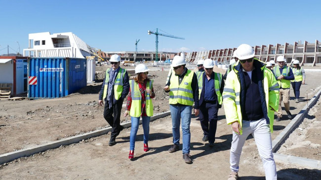 Imagen de archivo de una visita de autoridades y promotores a las obras del hotel