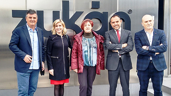 Jos&eacute; Moreno, junto a otros directivos de Zukan, con la alcaldesa de Molina