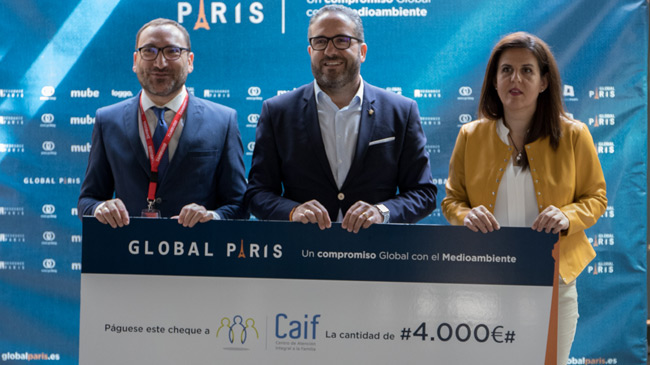 Miguel L&oacute;pez Abad, presidente de Global Par&iacute;s, con los responsables del Centro de Atenci&oacute;n a la Familia