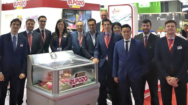 Tom&aacute;s Fuertes, presidente de ElPozo y Rafael Fuertes, presidente del holding, junto a otros representantes de la empresa en la feria SIAL China