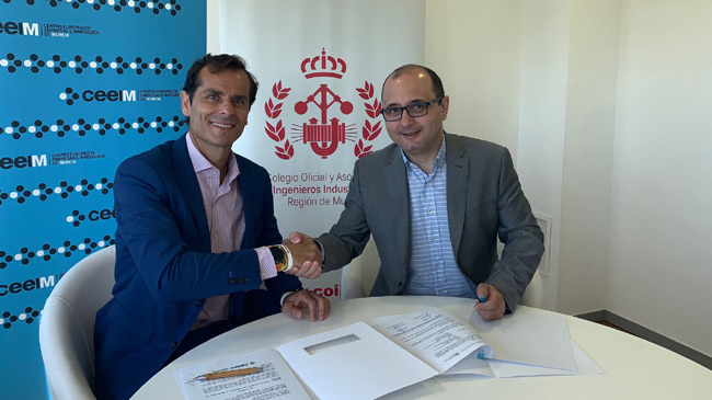 Jos&eacute; Manuel Ruiz y Joaqu&iacute;n G&oacute;mez tras la firma de los convenios
