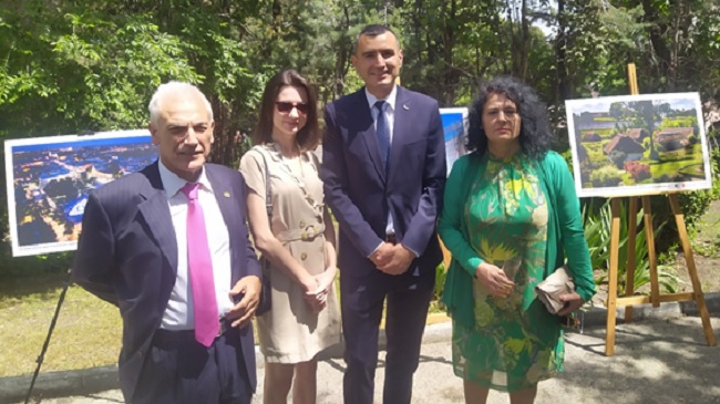 Caridad Rubio Mart&iacute;nez, Portavoz Red HisPol; Wojciech Lopatkiewicz, Director de la Agencia de Inversiones y Comercial de Polonia; Diplom&aacute;tica polaca, y Antonio Rubio, Secretario General de Red HisPol. Embajada de Polonia 19 de mayo