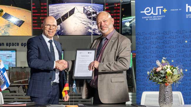 Rolf Densing, director de operaciones de la ESA y Arnd Steinmetz, rector de la Darmstadt University of Applied Sciences