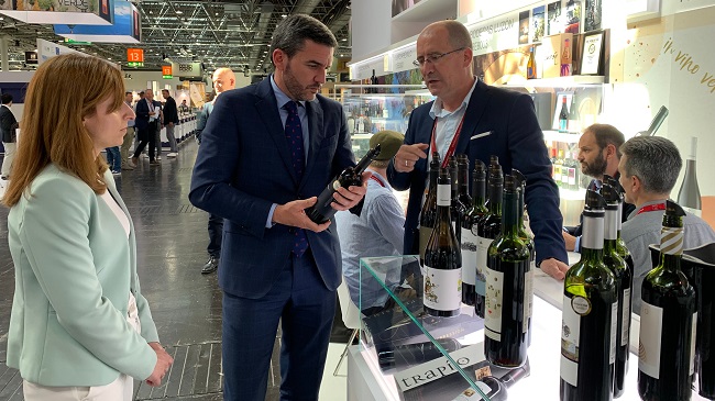 El consejero Antonio Luengo y la directora general Remedios Garc&iacute;a, visitando a las bodegas de la Regi&oacute;n de Murcia presentes en la feria alemana ProWein