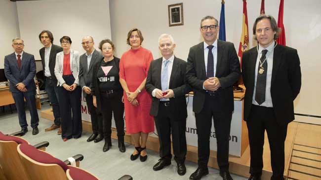 Pedro Hell&iacute;n, a la derecha, junto al rector Luj&aacute;n